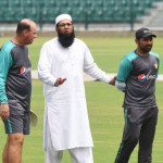 Pakistan cricket chief selector Inzamam-ul-Haq (C) talks with team coach Mickey Arthur (L) and captain Sarfraz Ahmed during the team practise at the Gaddafi stadium in Lahore on September 4, 2018. - Pakistan left all-rounders Mohammad Hafeez and Imad Wasim out of a 16-man squad for the six-nation Asia Cup, to be played in Dubai and Abu Dhabi from next week, selectors announced Tuesday. (Photo by ARIF ALI / AFP) (Photo credit should read ARIF ALI/AFP/Getty Images)